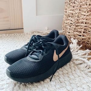 Nike Tanjun Sneakers
